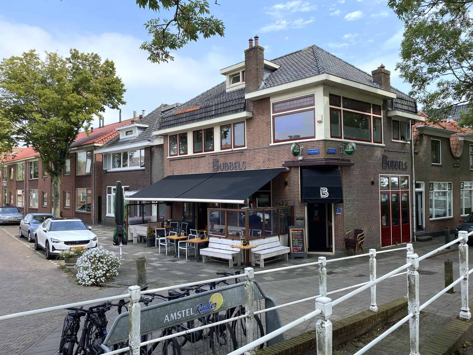 Café met terras, kleine keuken en een bedrijfswoning in het centrum van Enkhuizen