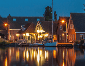 Café-restaurant met terras aan het water in Nes aan de Amstel