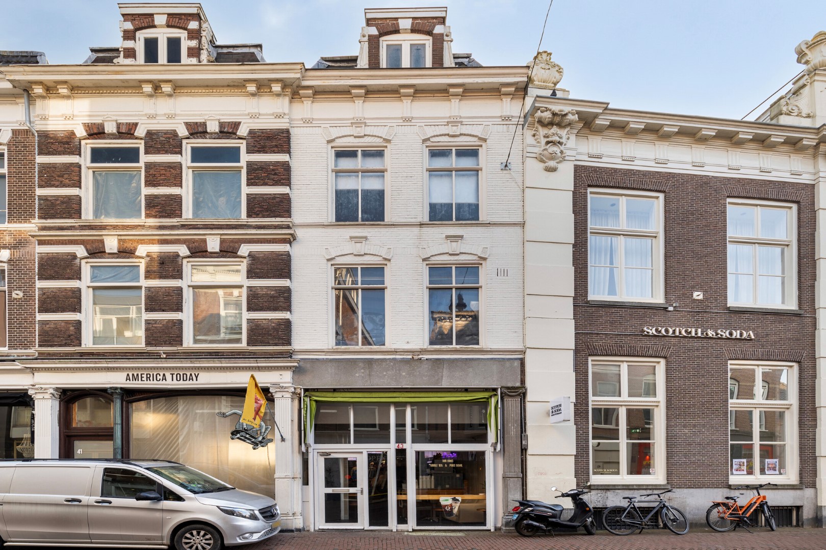 Keurige cafetaria met ruime woning