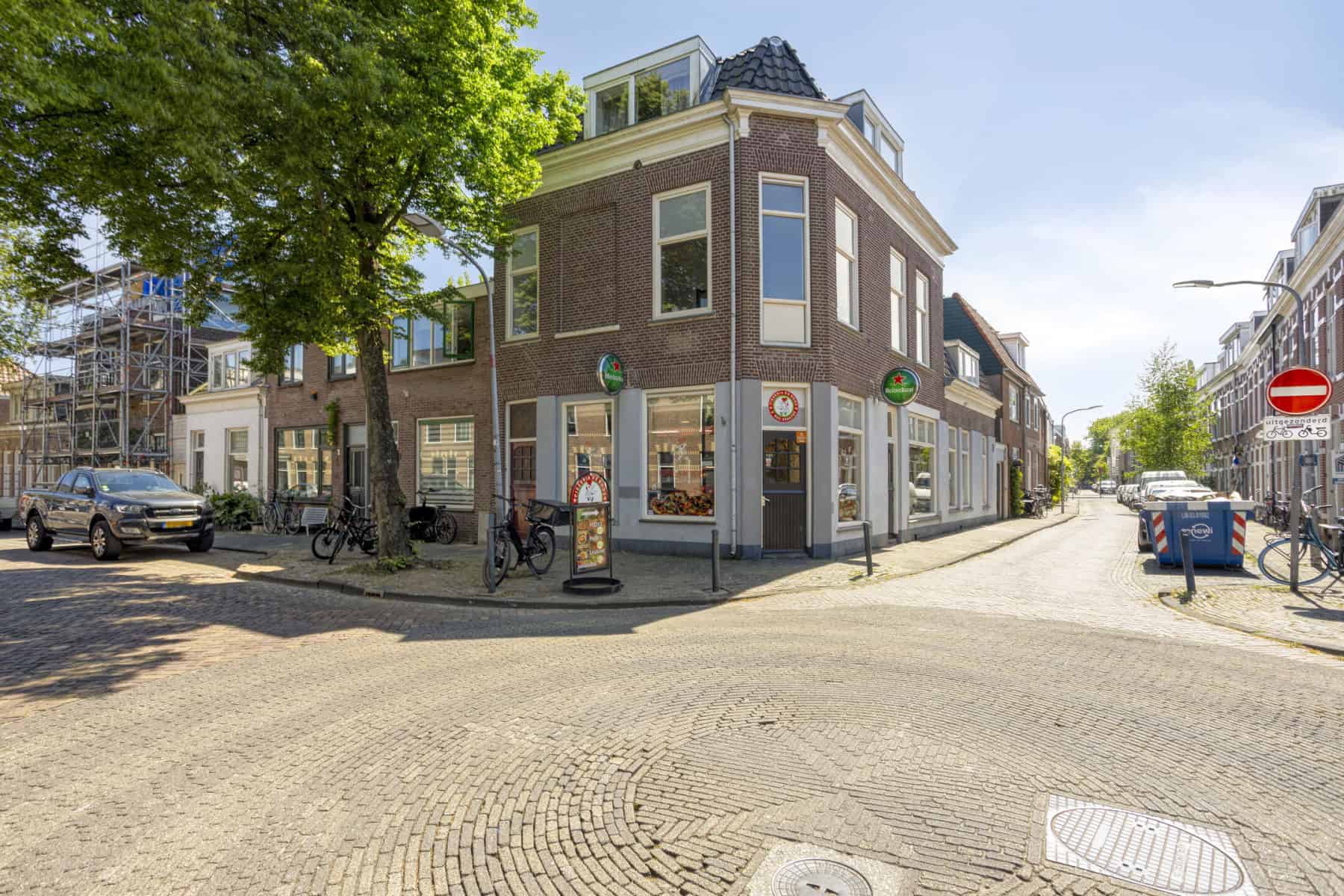 Cafetaria en pizzeria op hoeklocatie