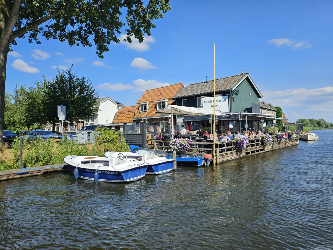Unieke locatie met terras en aanlegsteiger in Weesp